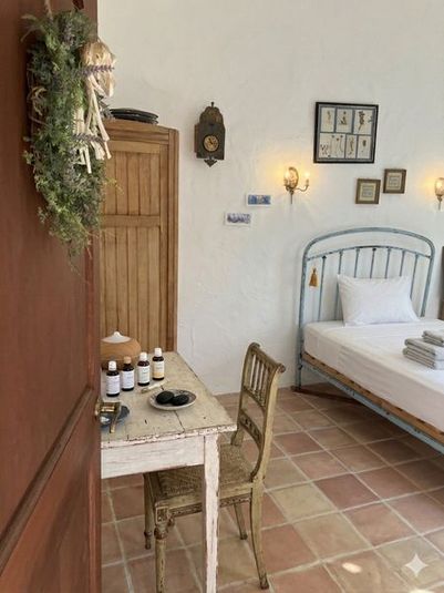 施術ベッドとデスクを備えたアンティークな空間をご提供します。 - faveur.provence studio 庭付き多目的スペースの室内の写真