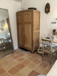 テラコッタタイルの床と家具 - faveur.provence studio 庭付き多目的スペースの室内の写真
