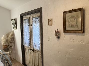 ガーデンへ続くアンティークドアと雑貨 - faveur.provence studio 庭付き多目的スペースの室内の写真