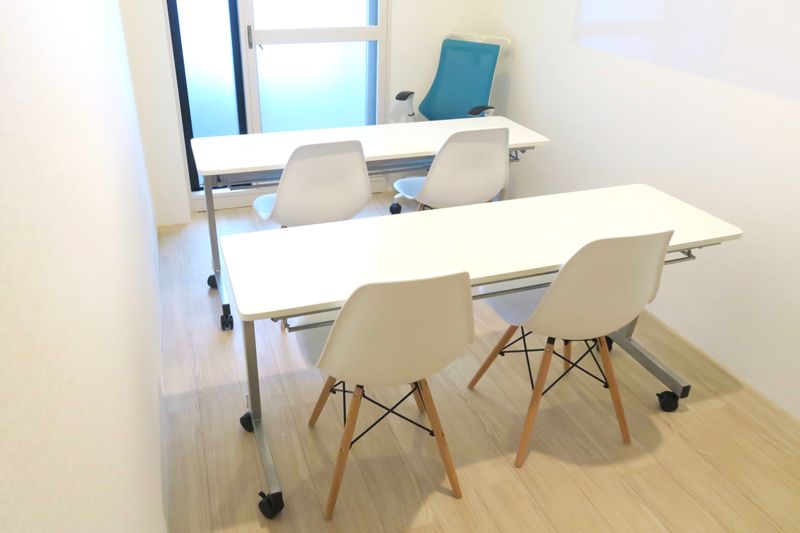 集中できる白い部屋 - LEUNI三宮