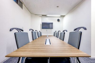 西新宿駅徒歩3分｜モニター常設｜少人数での会議に - リファレンス西新宿大京ビル貸会議室