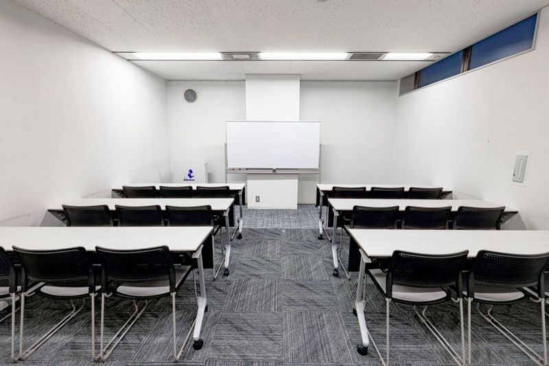 S206会議室：スクール形式 - リファレンス西新宿大京ビル貸会議室 S206の室内の写真
