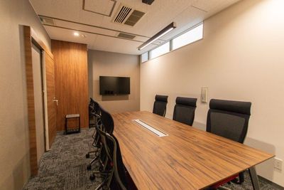 西新宿駅徒歩3分｜液晶モニター常設｜会議や商談に - リファレンス西新宿大京ビル貸会議室