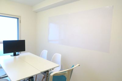 LEUNI三宮 集中できる白い部屋の室内の写真