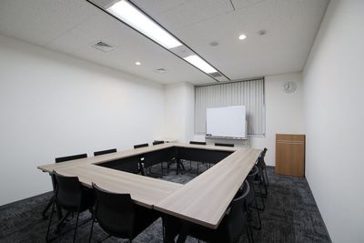 S502会議室：ロの字形式 - リファレンス西新宿大京ビル貸会議室 S502の室内の写真