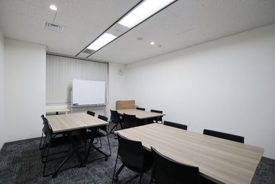 S502会議室：グループ形式 - リファレンス西新宿大京ビル貸会議室 S502の室内の写真