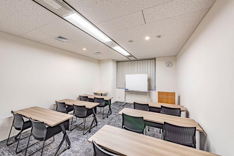 S502会議室：スクール形式 - リファレンス西新宿大京ビル貸会議室 S502の室内の写真