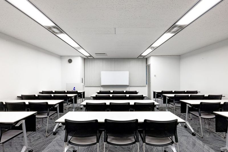 S204会議室：スクール形式 - リファレンス西新宿大京ビル貸会議室 S204の室内の写真