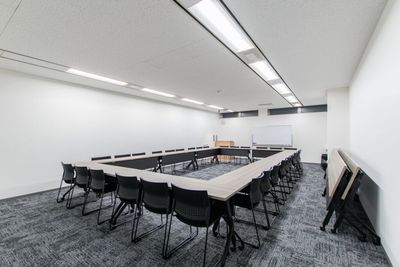 S505会議室：ロの字形式 - リファレンス西新宿大京ビル貸会議室 S505の室内の写真