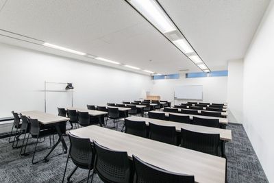 西新宿駅徒歩3分｜机サイズ統一スクール形式42名収容｜試験利用多数 - リファレンス西新宿大京ビル貸会議室
