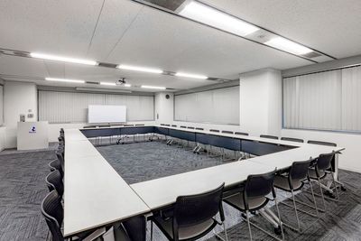 S212会議室：ロの字形式 - リファレンス西新宿大京ビル貸会議室 S212の室内の写真