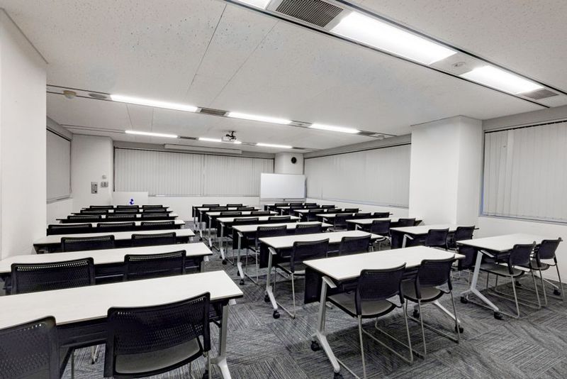 S212会議室：スクール形式 - リファレンス西新宿大京ビル貸会議室 S212の室内の写真