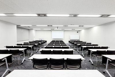 西新宿駅徒歩3分｜セミナー研修１番人気会場｜スクール形式81席 - リファレンス西新宿大京ビル貸会議室