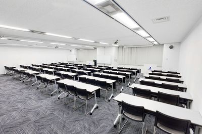 西新宿駅徒歩3分｜講習・講座にピッタリ｜スクール形式84名収容で広々 - リファレンス西新宿大京ビル貸会議室