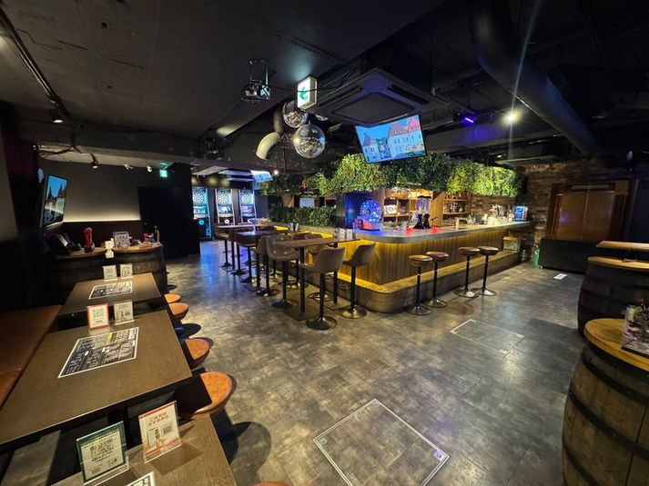 ダーツ＆カラオケ アミューズメントバー鶴千 新宿歌舞伎町ダーツ＆カラオケ アミューズメントバー鶴千の室内の写真