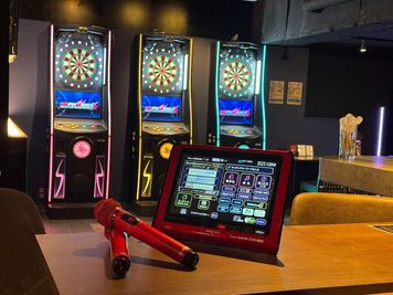 ダーツ＆カラオケ アミューズメントバー鶴千 新宿歌舞伎町ダーツ＆カラオケ アミューズメントバー鶴千の室内の写真