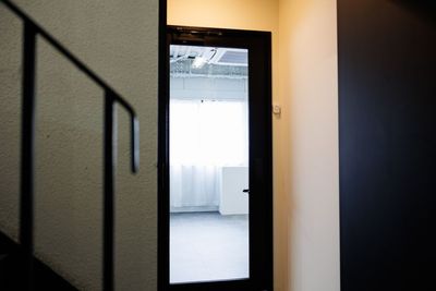 階段を登って4Fが入口です - スタジオミライズの入口の写真