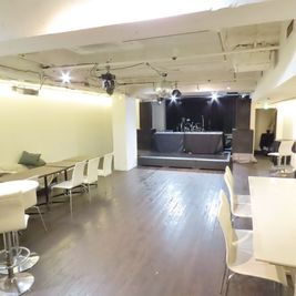 【片町の繁華街ど真ん中】🌃貸切＆ステージ完備✨音響・照明🔊/ライブ🎶/余興🎉/二次会🍻/パーティー🎈/セミナー🎬 - excAve(エクスケイヴ)