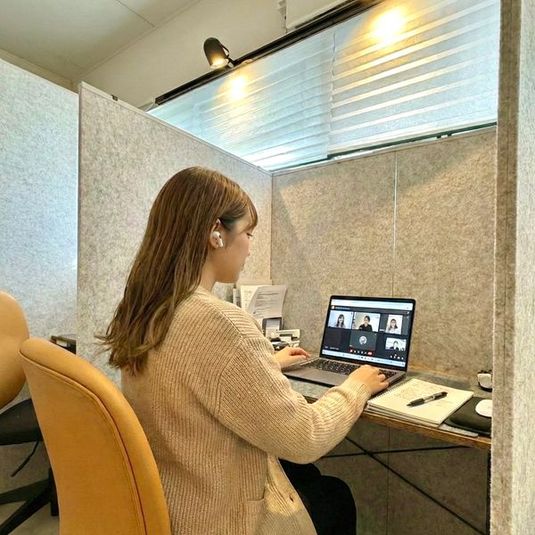 女性専用デスク7席完備。前日、当日予約可能のWEB会議スペース。 - BE-CON六甲本店 【当日予約可】梅田 三宮間で駅1分。WEB会議・zoomスペースの室内の写真