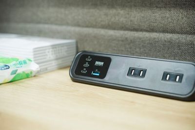 電源タップ完備 - いいオフィス調布駅前店 by dOne 24時間営業、全席モニター付きのシェアオフィスの設備の写真