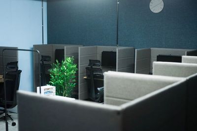 集中できる空間 - いいオフィス調布駅前店 by dOne 24時間営業、全席モニター付きのシェアオフィスの室内の写真
