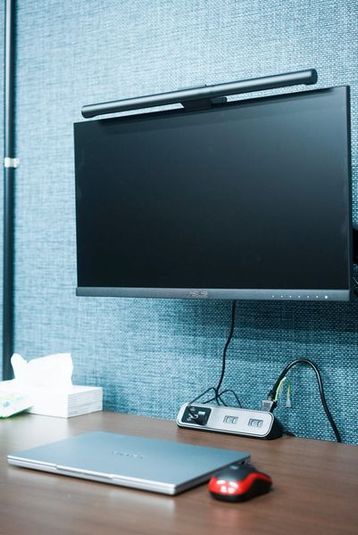 24時間営業、全席モニター付きのシェアオフィス - いいオフィス調布駅前店 by dOne
