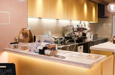 カフェも併設されていてコーヒーブレイクもスムーズです。 - いいオフィス調布駅前店 by dOne 24時間営業、全席モニター付きのシェアオフィスの入口の写真