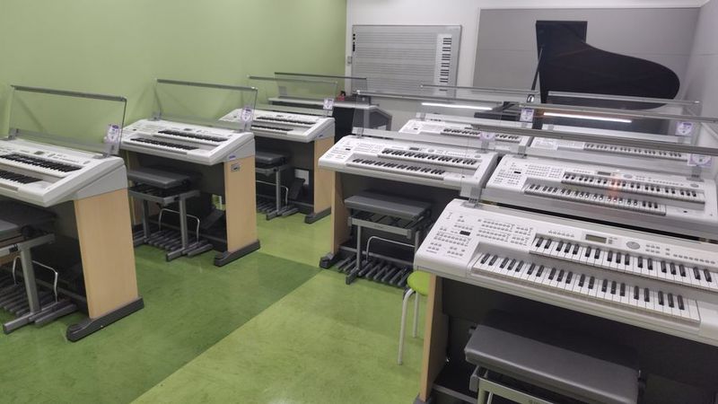 ヤマハエレクトーンELS-02C1台・ヤマハグランドピアノC3L1台・ヤマハエレクトーンELB02が8台あるお部屋です。 - ミュージックアベニュー倉敷 ピアノ・エレクトーン部屋　L2番教室の室内の写真