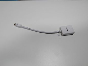 古めのMacBook（Mini DisplayPort搭載）でもプロジェクター接続OK。アダプター完備です。 - 《gRoom武蔵小杉》レンタルスペース 《gRoom武蔵小杉》レンタルスペース【7〜12名様】の設備の写真