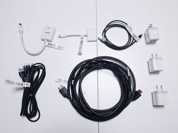 Mac/Windows/iPhone/Android対応のケーブル・アダプター・充電器を完備。手ぶらでOK。 - 《gRoom武蔵小杉》レンタルスペース 《gRoom武蔵小杉》レンタルスペース【7〜12名様】の設備の写真