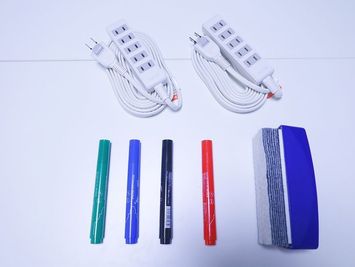 延長コード2本で電源困らず。マーカーも4色セットで自由にお使いください。 - 《gRoom武蔵小杉》レンタルスペース 《gRoom武蔵小杉》レンタルスペース【7〜12名様】の設備の写真