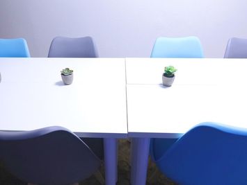 清潔感のある白テーブルと、カラフルなデザインチェアでリラックスした雰囲気を演出 - 《gRoom武蔵小杉》レンタルスペース 《gRoom武蔵小杉》レンタルスペース【7〜12名様】の室内の写真