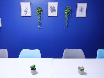 グリーンと多肉植物がさりげなく並ぶ、居心地のよい空間です。 - 《gRoom武蔵小杉》レンタルスペース 《gRoom武蔵小杉》レンタルスペース【7〜12名様】の室内の写真