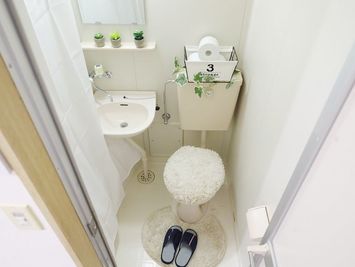 室内にトイレ完備。清潔に保たれているので長時間の利用も安心です。 - 《gRoom武蔵小杉》レンタルスペース 《gRoom武蔵小杉》レンタルスペース【7〜12名様】の設備の写真