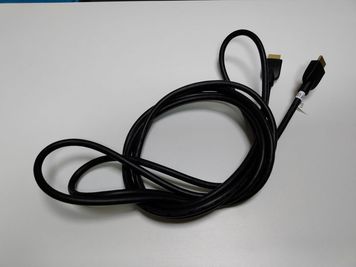HDMIケーブル完備。WindowsノートPCをプロジェクターに接続してすぐプレゼンできます。 - 《gRoom武蔵小杉》レンタルスペース 《gRoom武蔵小杉》レンタルスペース【7〜12名様】の設備の写真