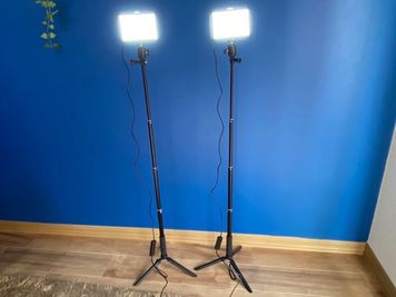 LEDビデオライト2灯で本格的な動画撮影・ライブ配信が可能。YouTubeやSNS収録にも。 - 《gRoom武蔵小杉》レンタルスペース 《gRoom武蔵小杉》レンタルスペース【7〜12名様】の設備の写真