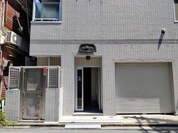 白タイルのビルが目印。入口を入り通路を奥へ進んでください。 - 《gRoom武蔵小杉》レンタルスペース 《gRoom武蔵小杉》レンタルスペース【7〜12名様】の外観の写真