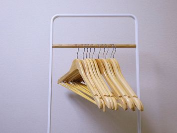 コートハンガーも完備。コートや荷物をすっきり掛けられます。 - 《gRoom武蔵小杉》レンタルスペース 《gRoom武蔵小杉》レンタルスペース【7〜12名様】の設備の写真