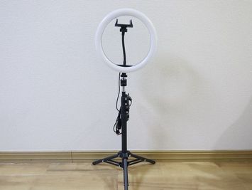 リングライト付きで、オンライン面接・Zoom配信もプロ品質に。スマホホルダー付き。 - 《gRoom武蔵小杉》レンタルスペース 《gRoom武蔵小杉》レンタルスペース【7〜12名様】の設備の写真