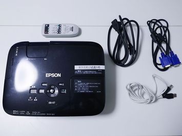 EPSONプロジェクター完備。HDMI・VGA・Lightning等ケーブルも一式揃っています。 - 《gRoom武蔵小杉》レンタルスペース 《gRoom武蔵小杉》レンタルスペース【7〜12名様】の設備の写真