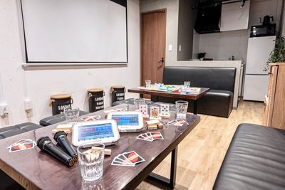 お酒を飲みながらカラオケを楽しめます🎵 - Aivicスペース池袋トキワB203号店の室内の写真