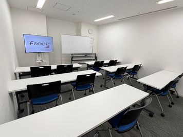 fabbit大阪本町 セミナールーム(12名）の室内の写真