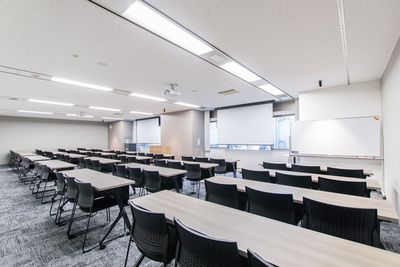 西新宿駅徒歩3分｜横長で広々｜前方が窓のため明るい会場です - リファレンス西新宿大京ビル貸会議室