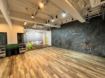 ダンス・MV撮影・リハに。全面鏡張り、55型モニター、天吊りLED照明(4台)、音響を完備したスタジオ。 - ELEVEN BASE