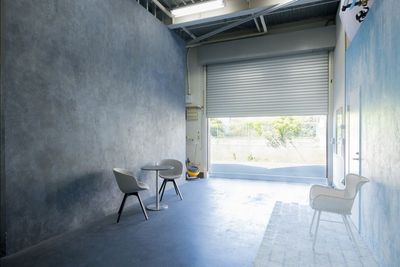 開口幅3.2mのシャッターを開放して自然光撮影も可能。バイクなどの撮影も可能。 - スタジオマド小岩 スタジオマド小岩1階シューティングスタジオ　シャワーブースありの室内の写真