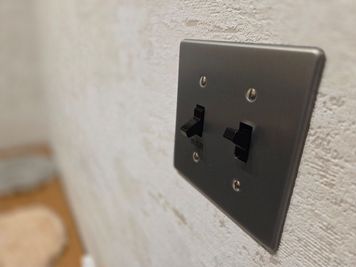 ドア横に電気と換気扇のスイッチがございます。トグルスイッチは上げるとON、下げるとOFFになります。 - sub space 202号室　一ヶ月以内のご予約用の室内の写真