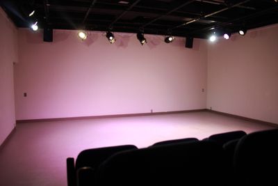 邪魔な柱などない開けた空間 - スタジオ・小劇場「シアターウィング」 四ッ谷のホール型イベントスペース・小劇場の室内の写真