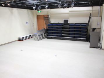 座席は収納可能 - スタジオ・小劇場「シアターウィング」 四ッ谷のホール型イベントスペース・小劇場の室内の写真