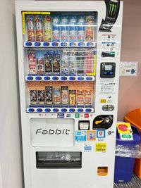 4階受付側に自動販売機がございます。 - fabbit大阪本町 モニター付！4名打合室の設備の写真