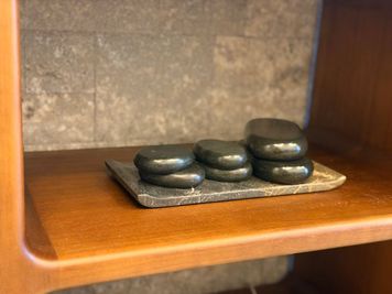 ホットストーンもご用意あります - レンタルサロンルーム「S-Silk」の室内の写真